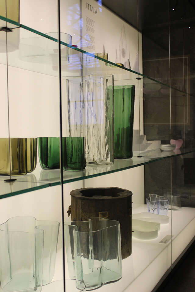 Alvar Aallon Eskimonaisen nahkahousut -maljakoita