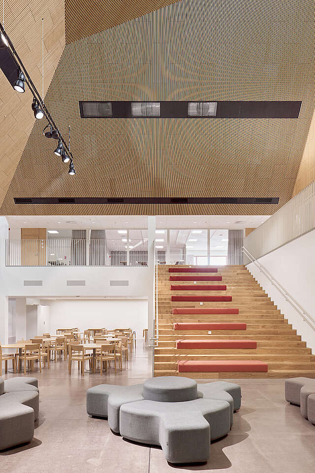 Puotilan ala-asteen yhteisöllinen aulatila