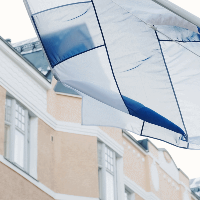 Gif-video liehuvasta Suomen lipusta