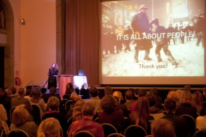 Ewa Westermark luennoimassa Helsingissä 16.12.2013.