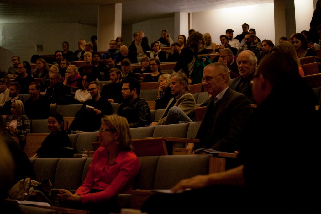 Salintäyteinen yleisö kuunteli innostuneesti Winy Maasin luentoa Dipolin auditoriossa.