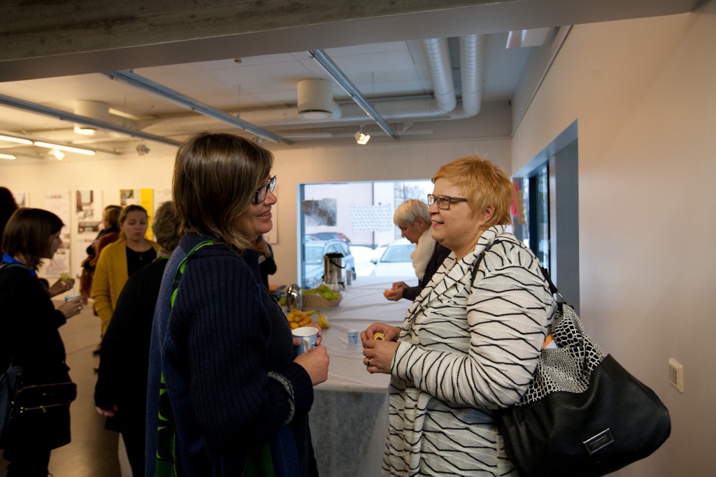 Arkkitehtuurikasvatuksen historiasta puhunut Jaana Räsänen Arkkitehtuurin tiedotuskeskuksesta ja tutkimuspäivien tieteellistä toimikuntaa johtanut yliopistonlehtori, TkT Aulikki Herneoja.