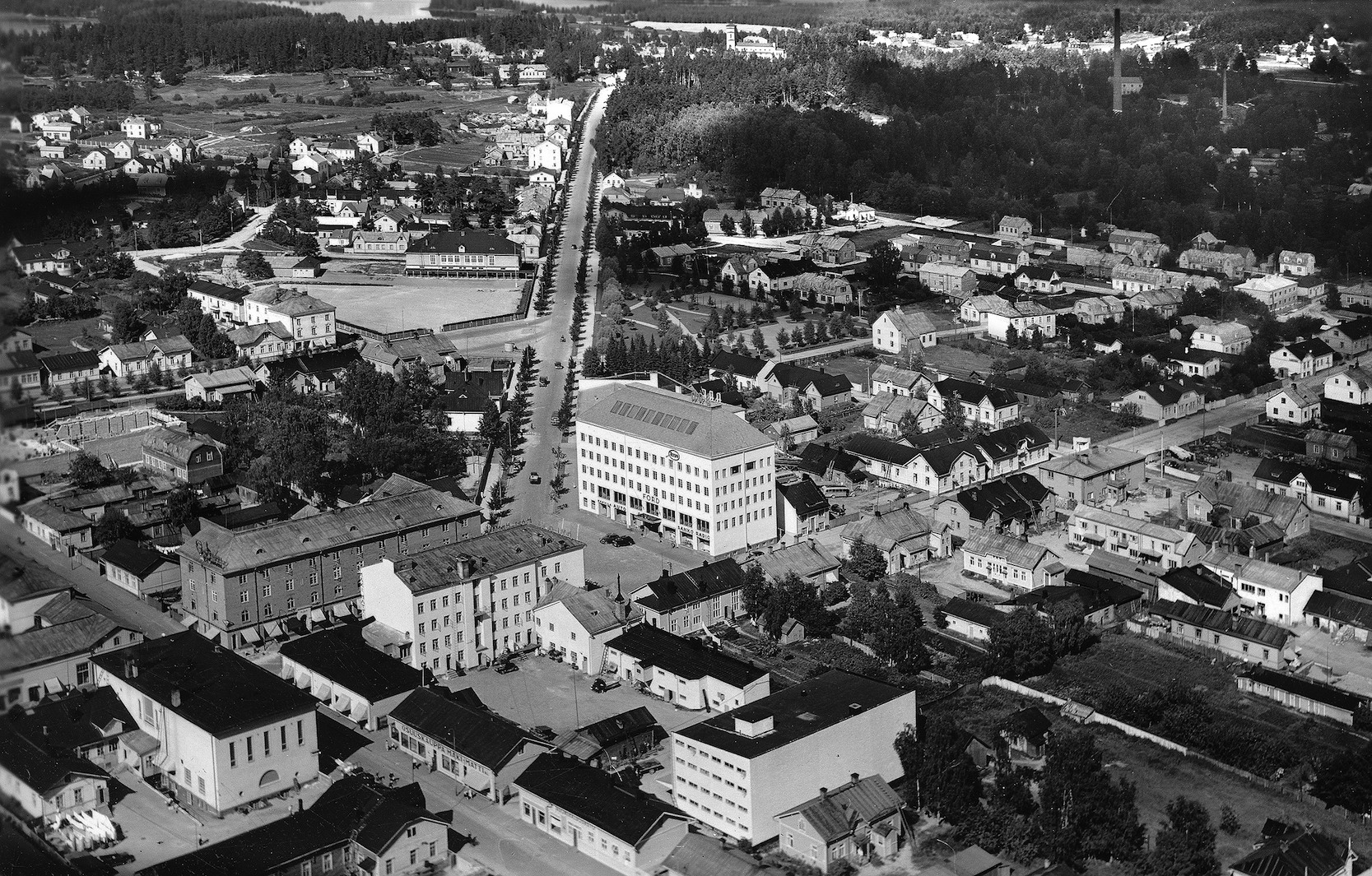 Näkymä keskikaupungin päältä Puistokadun suuntaan 10.8.1939. Ennen sotia puutalovaltaiseen keskustaan oli syntynyt kaksi kerrostalokeskittymää, toinen Kirkkopuiston ympärille ja toinen kuvassa keskellä näkyvän Aren aukion tienoille. Vasemmalta alhaalta kolme 1920-luvun puolivälin jälkeen valmistunutta rakennusta, Alvar Aallon suunnittelema Työväentalo, nykyisin Vanhana Tiilitalona tunnettu Vaherton talo ja sitä vastapäätä sijaitseva Osuuskauppa Mäki-Matin kerrostalo. Uutuuttaan hohtavat kuvassa Aren liikerakennus ja Mäki-Matin varasto etualalla. Veljekset Karhumäki Oy.