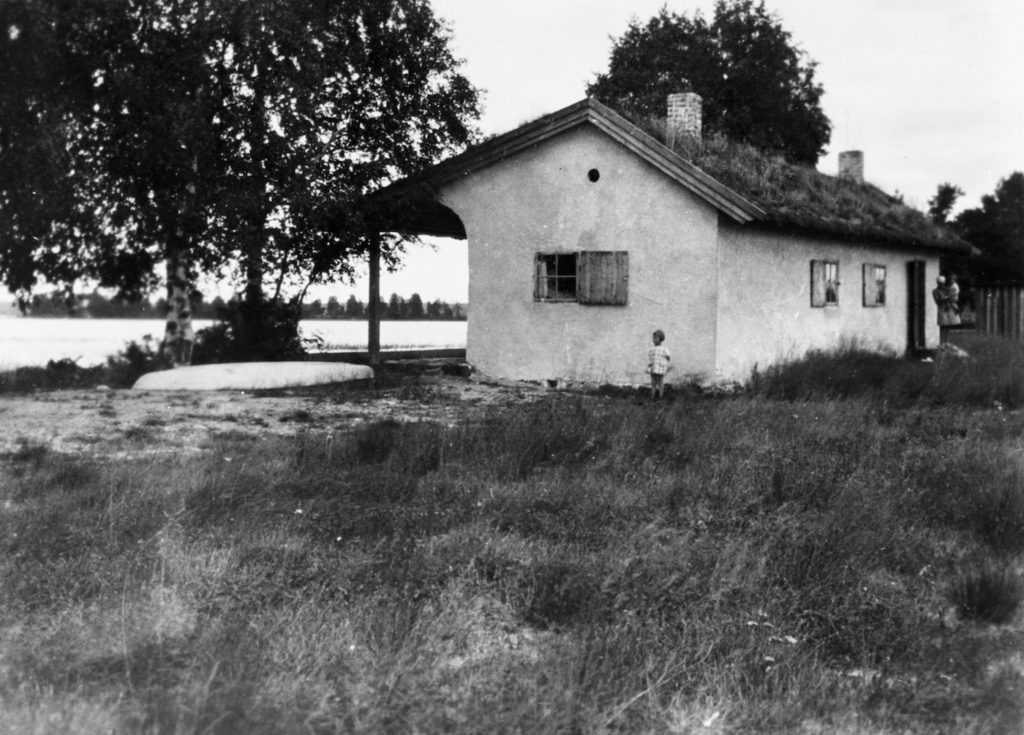 The modest summer cottage Villa Flora is located in Alajärvi and it was designed by Aino Aalto in 1926 for her own family. Photo by Aino or Alvar Aalto, Alvar Aalto Museum / the Aalto family.