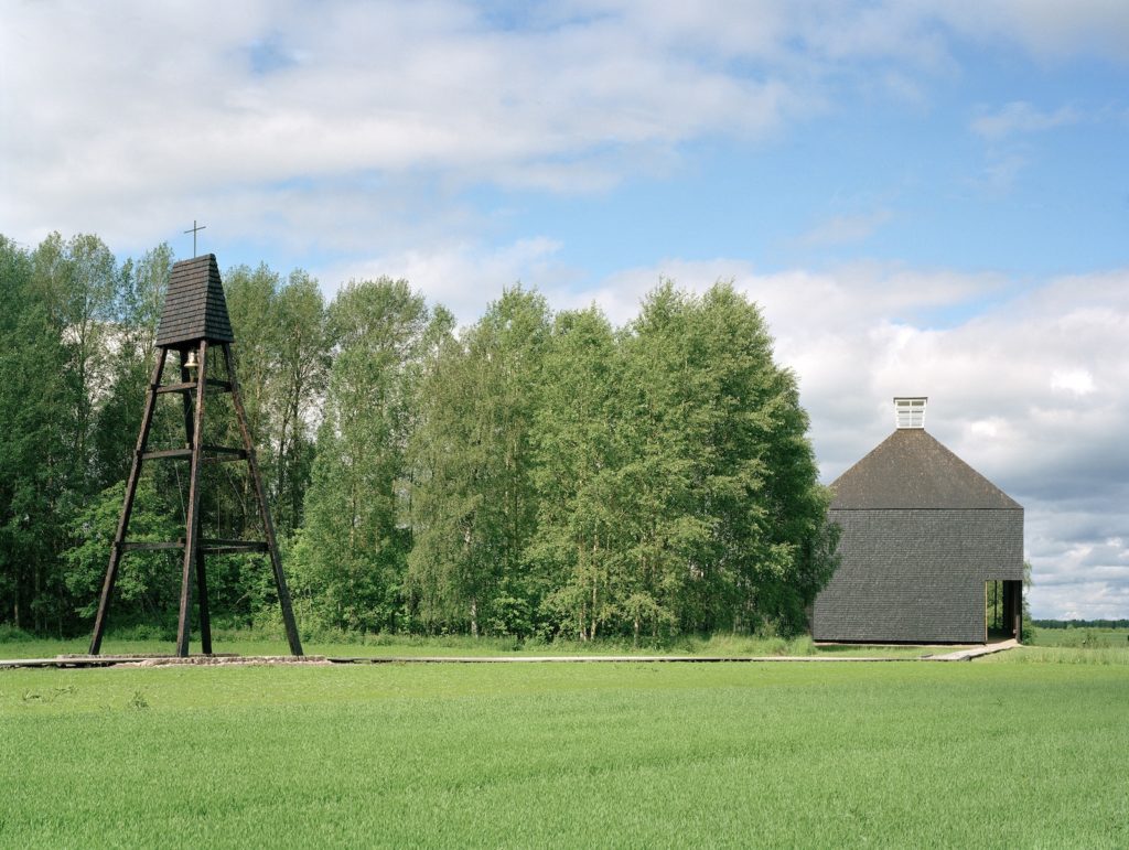 Kärsämäki Shingle Church by OOPEAA Office for Peripheral Architecture, completed in 2004. Photo: Jussi Tiainen, by courtesy of OOPEAA.