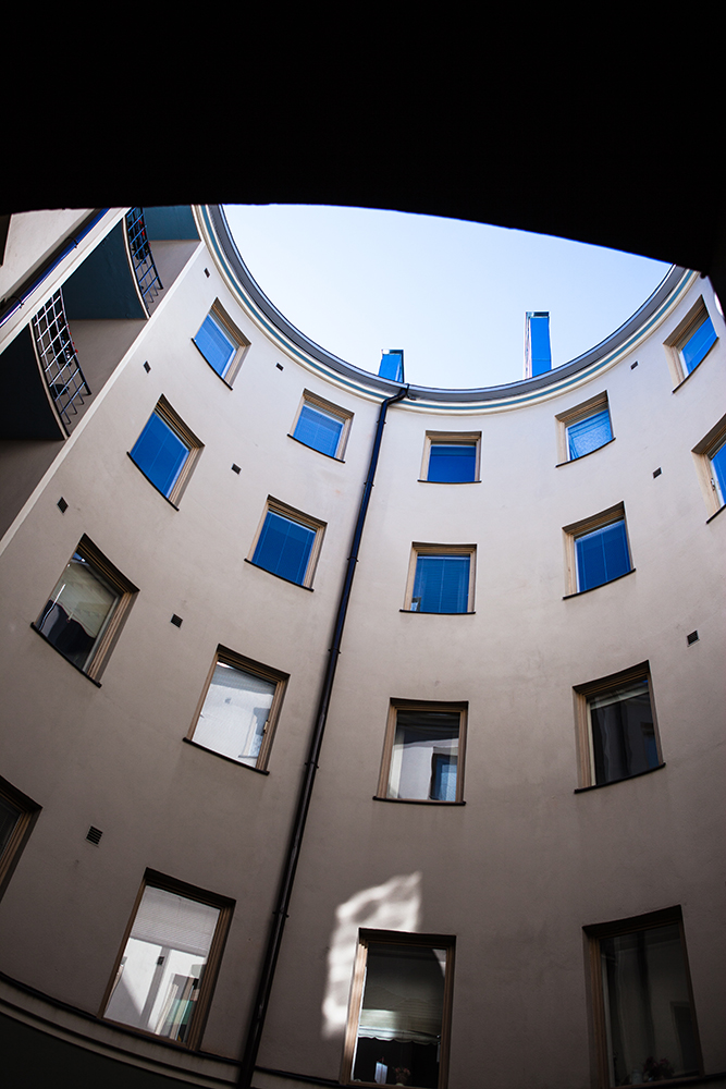 Eino Forsmanin 1935 valmistuneessa Kasarmikatu 8:ssa on pyöreä valopiha. Valiomuodon käyttö yhdistettynä porttiholvin katon koristemaalauksiin ja yksityiskohtien väri- ja muotomaailmaan linkittää tämänkin rakennuksen art deco -aikaan.