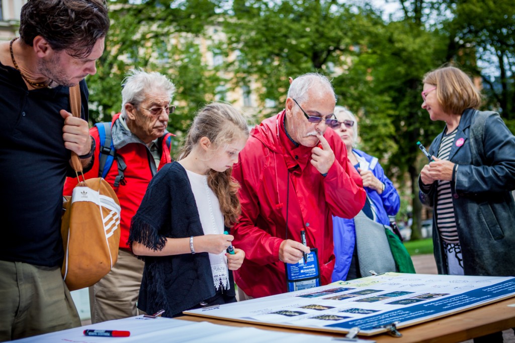 8.9. pidetyssä Millaiset jouluvalot kaupunkiin -työpajassa kävi runsaasti ihmisiä antamassa mielipiteensä. Oikealla toinen työpajan vetäjistä, Sirpa Laitinen.