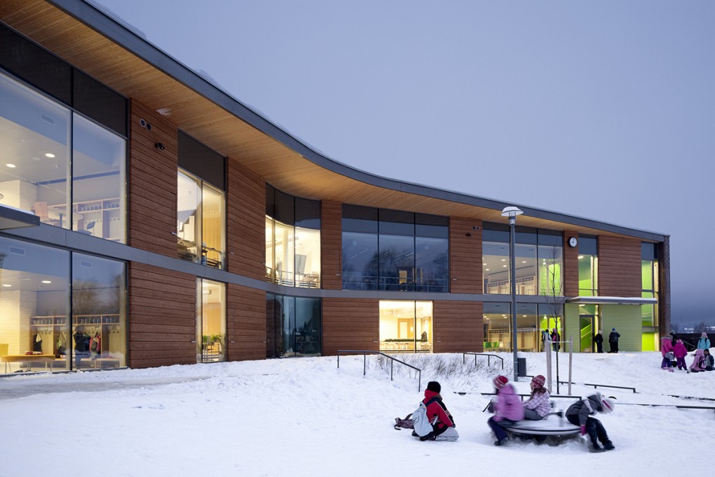 Kirkkojärven koulu - Kirkkojärvi school in Espoo, Finland designed by Verstas architects. Completed in 2010. Kuva Tuomas Uusheimo