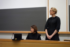 Professori Aino Niskanen ja Ranja Hautamäki väsitöstilaisuudessa.