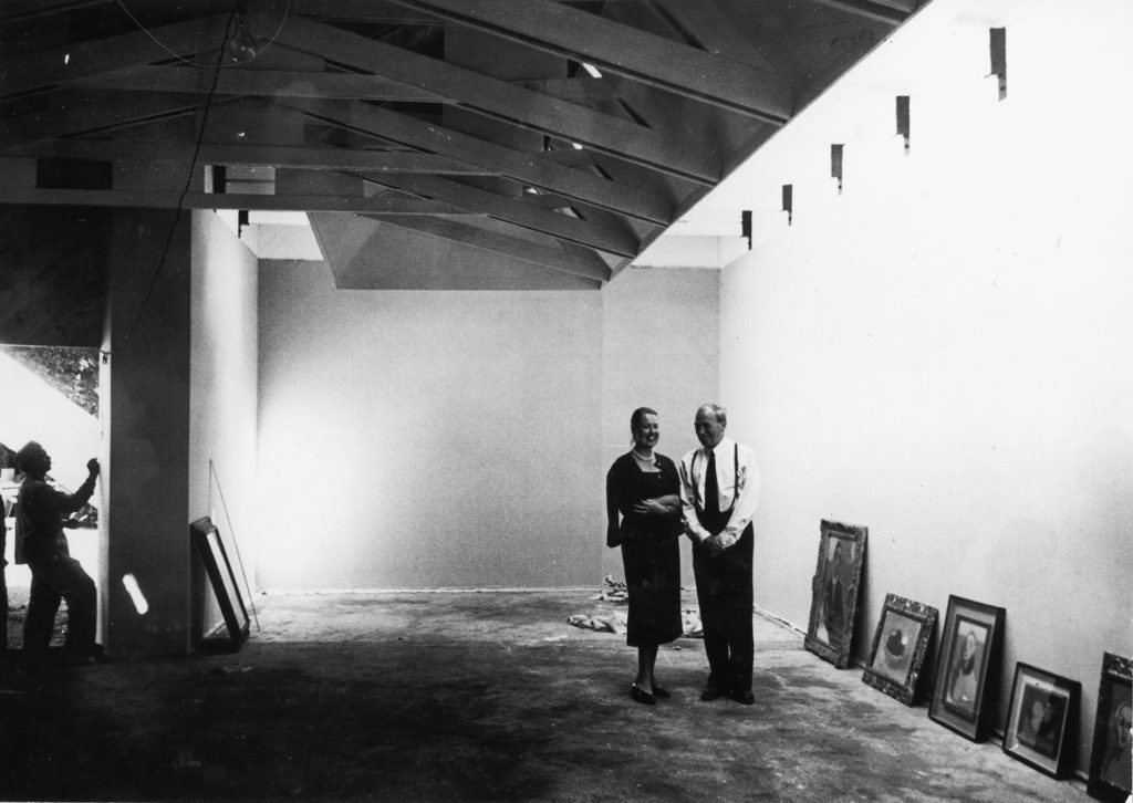 Elissa and Alvar Aalto in the Finnish pavilion in 1956. The gallery space is being prepared for the inaugural exhibition of Helene Schjerfbeck's paintings. © Museum of Finnish Architecture