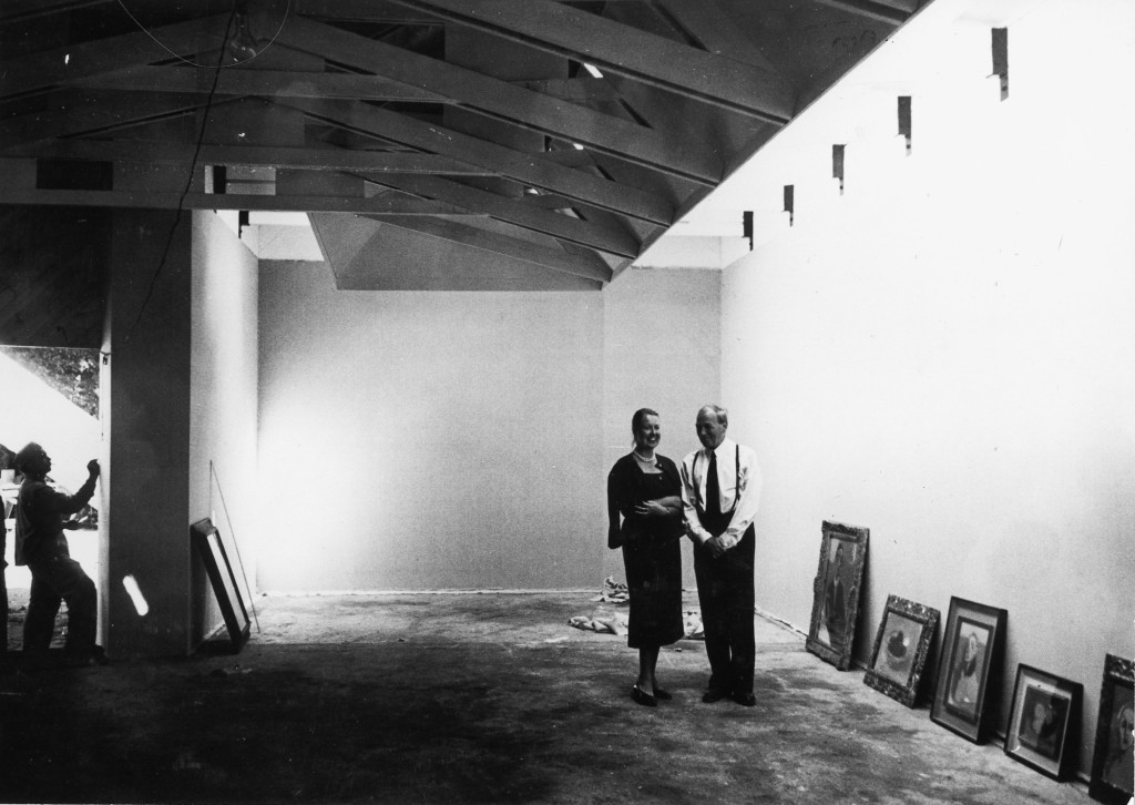 Elissa ja Alvar Aalto paviljongissa vuonna 1956. Helene Schjerfbeckin maalauksia ripustetaan avajaisnäyttelyä varten. © Arkkitehtuurimuseo
