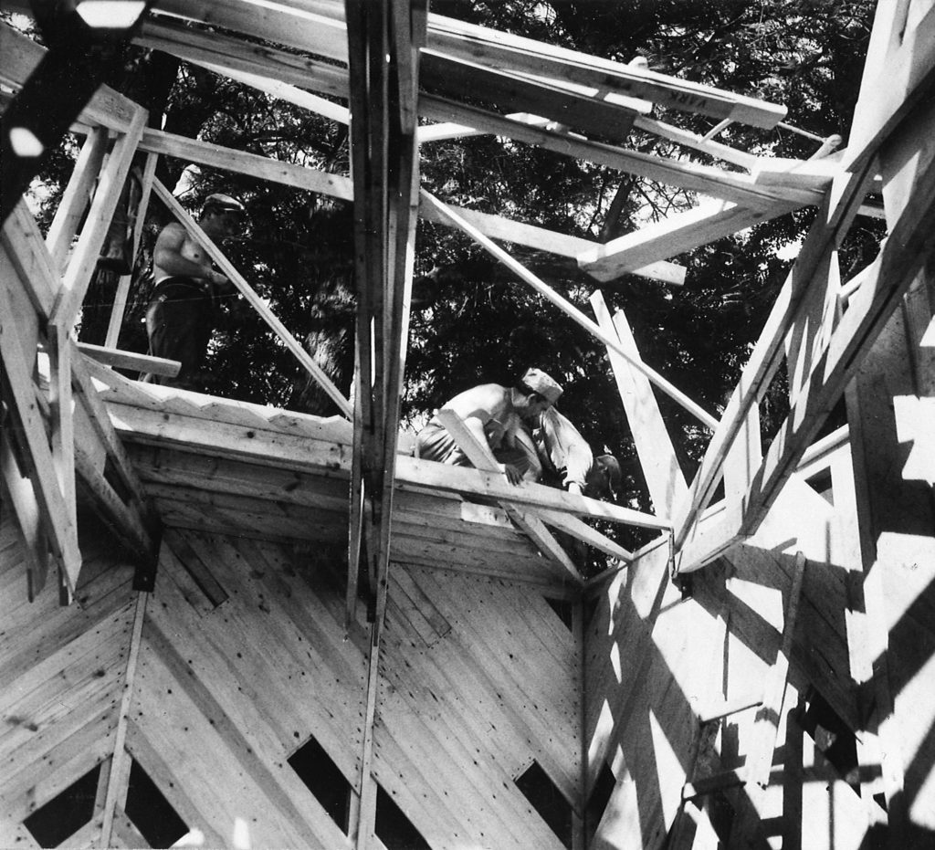 Constructing the pavilion on site in 1956. @ Museum of Finnish Architecture
