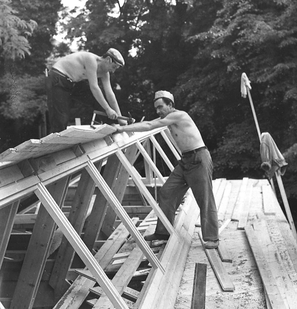 Constructing the pavilion on site in 1956. @ Museum of Finnish Architecture
