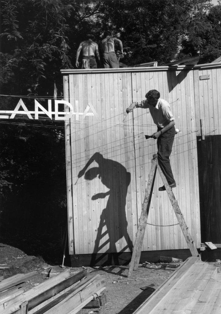 Constructing the pavilion on site in 1956. @ Museum of Finnish Architecture