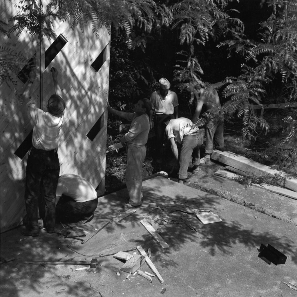 Constructing the pavilion on site in 1956. @ Museum of Finnish Architecture