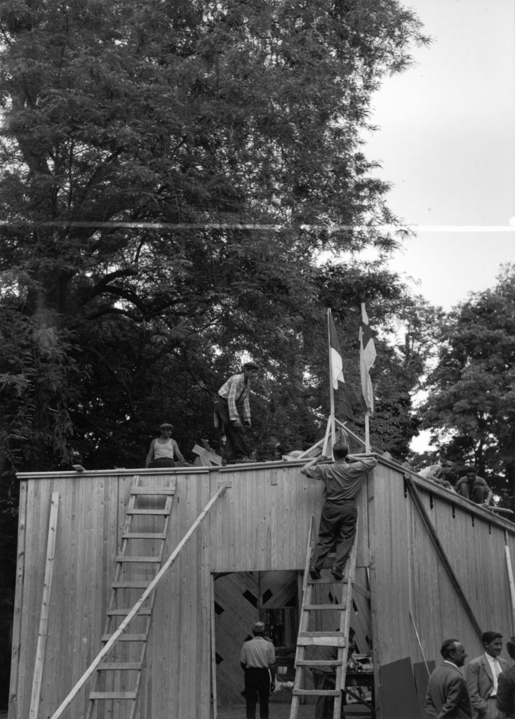 Constructing the pavilion on site in 1956. @ Museum of Finnish Architecture