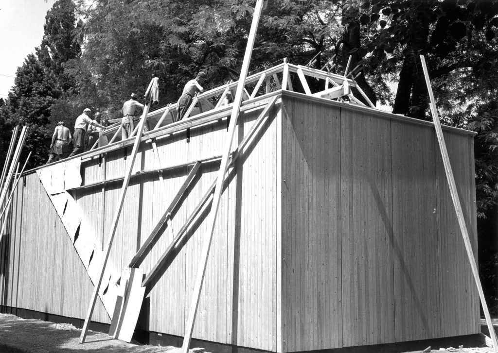 Constructing the pavilion on site in 1956. @ Museum of Finnish Architecture