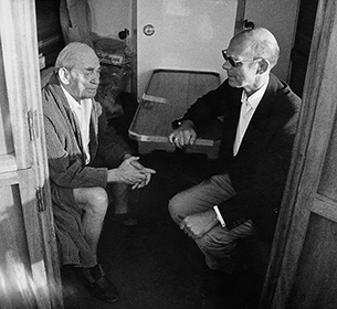 Alvar Aalto ja Göran Schildt keskustelevat Nemo propheta in patria -veneessä. kuva: Piero Berengo Gardini / Christine ja Göran Schildtin säätiö