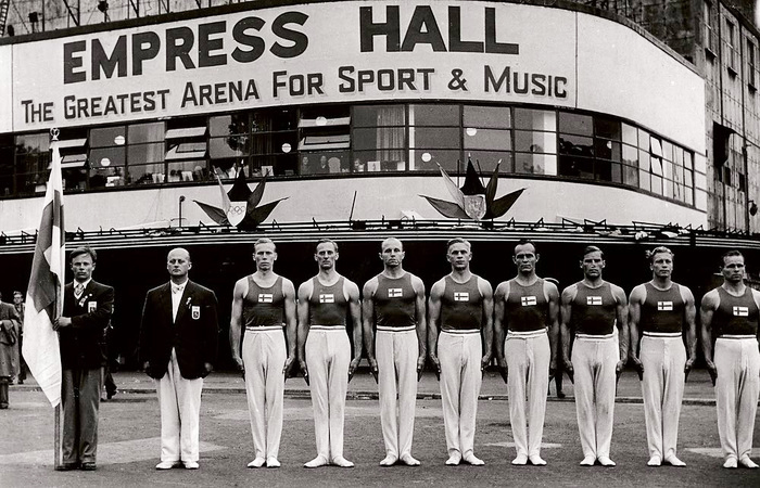 Suomen voimistelujoukkue Lontoon olympialaisissa vuonna 1948. Einari Teräsvirta kolmas oikealta.