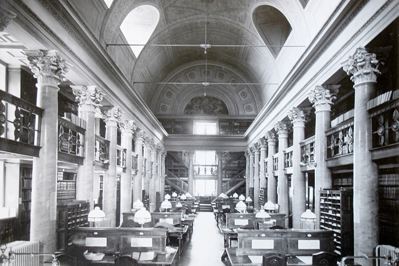 Empire-tyylinen kirjaston lukusali, jossa okoristeellinen puolipyöreä katto. Korinttilaiset pylväät reunustavat korkeaa tilaa.