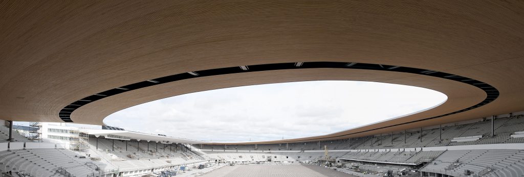 Panoramanäkymä remontoidusta katoksesta, joka ympyröi soikean muotoista stadionia. 