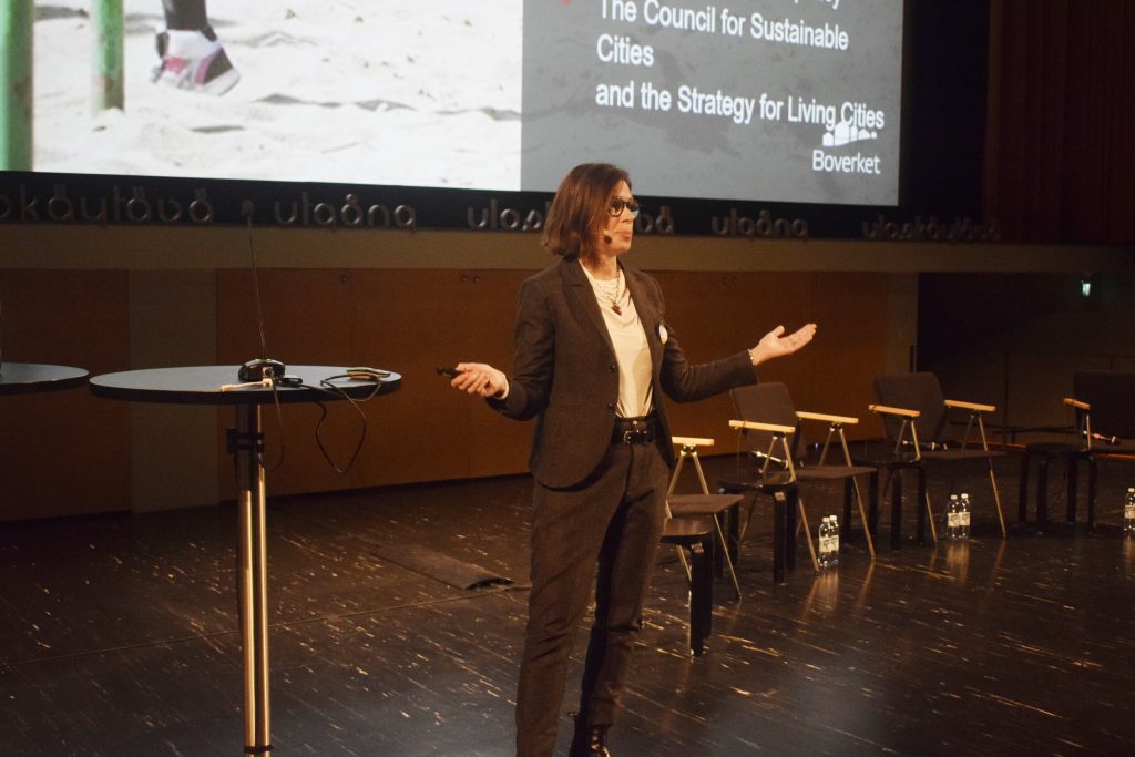 Ruotsin valtionarkkitehti Helena Bjarnegård pitämässä presentaatiota. 