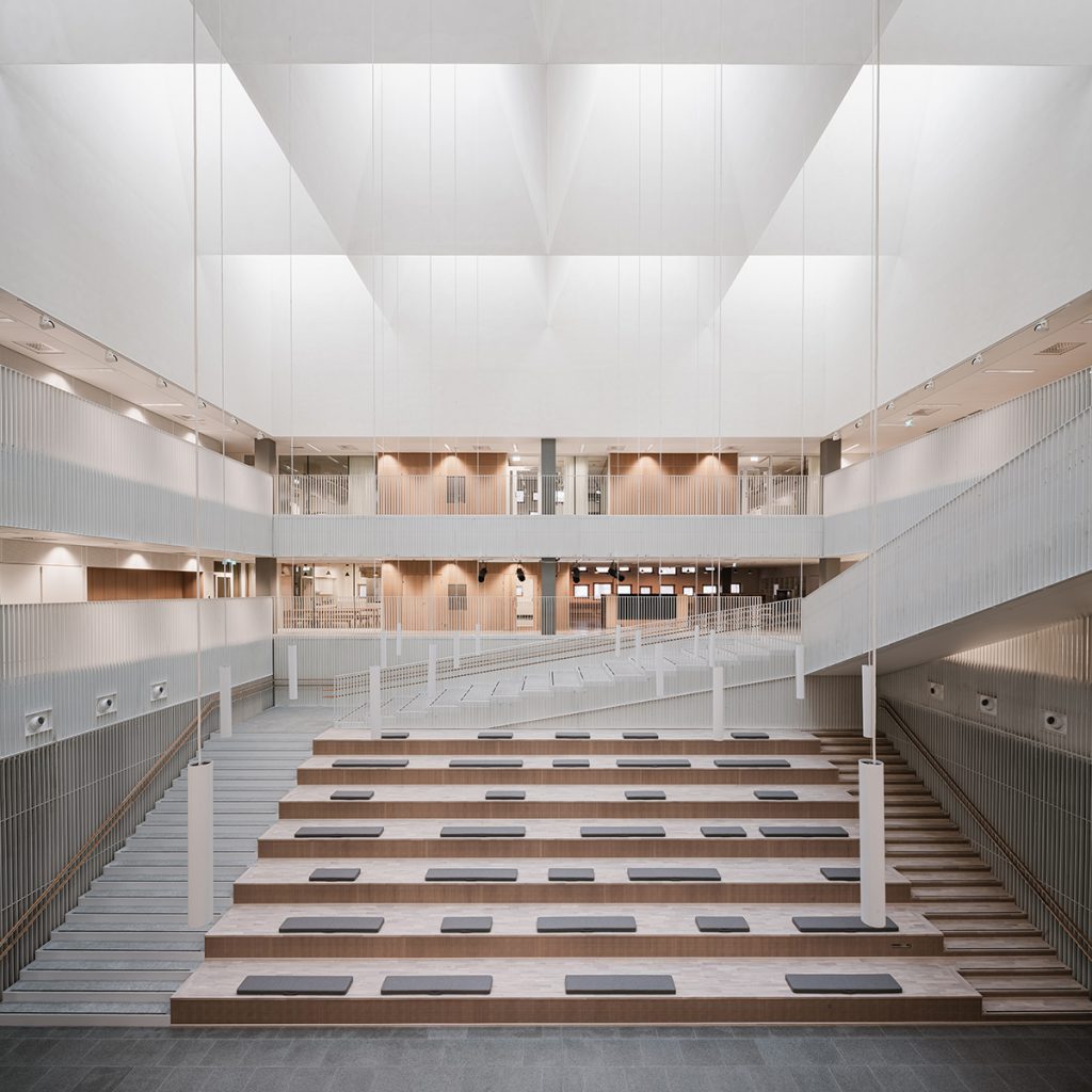 Jätkäsaari School's open and bright atrium space. 