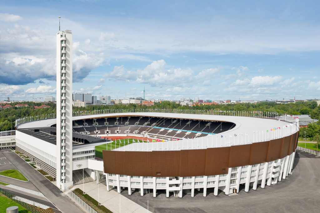 Helsingin olympiastadionin ilmakuva. Valkoinen torni ja stadionin kenttä hallitsevat kuvaa.