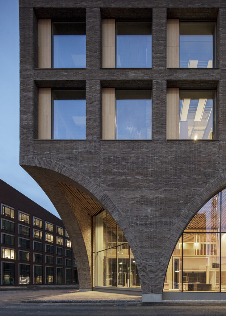 Detail of the arched corner, brown brick